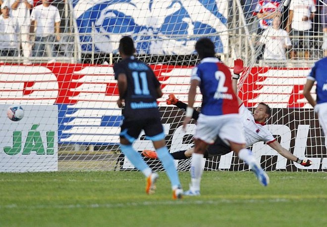 Goleiro Luís Carlos não alcança a bola na cobrança de pênalti do Londrina |