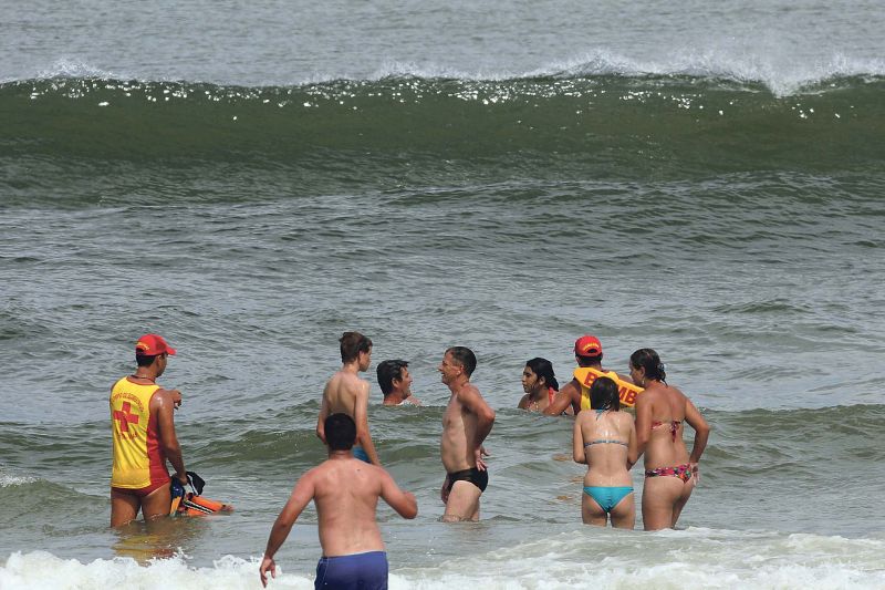Corpo de Bombeiros orienta banhistas a nadar em locais próximos aos postos de guarda-vidas | Walter Alves/ Gazeta do Povo