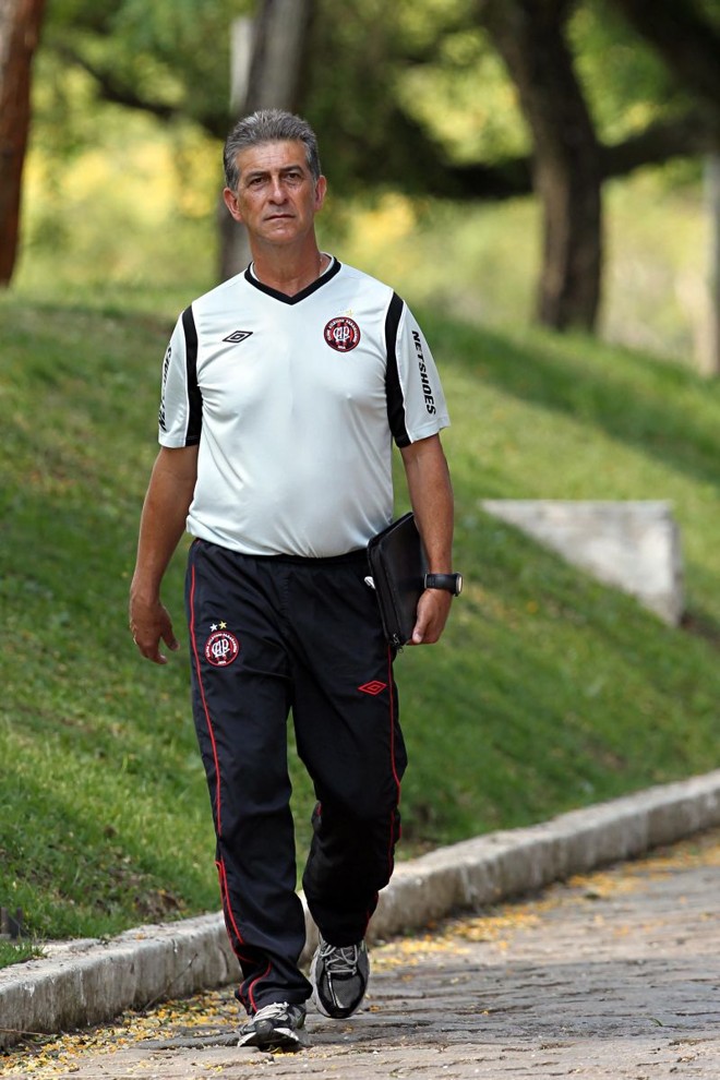 Ricardo Drubscky- Quieto, bem ao estilo mineiro, o treinador fez a parte dele e levou o Atlético novamente à Primeira Divisão. Agora ele tem a oportunidade de provar que é capaz de brigar por mais. Com o respaldo da diretoria e o elenco nas mãos, vai precisar levar o Furacão ao título paranaense e fazer boas campanhas nas competições nacionais para seguir no comando. Vai estar constantemente na corda-bamba. Aposta de risco | 