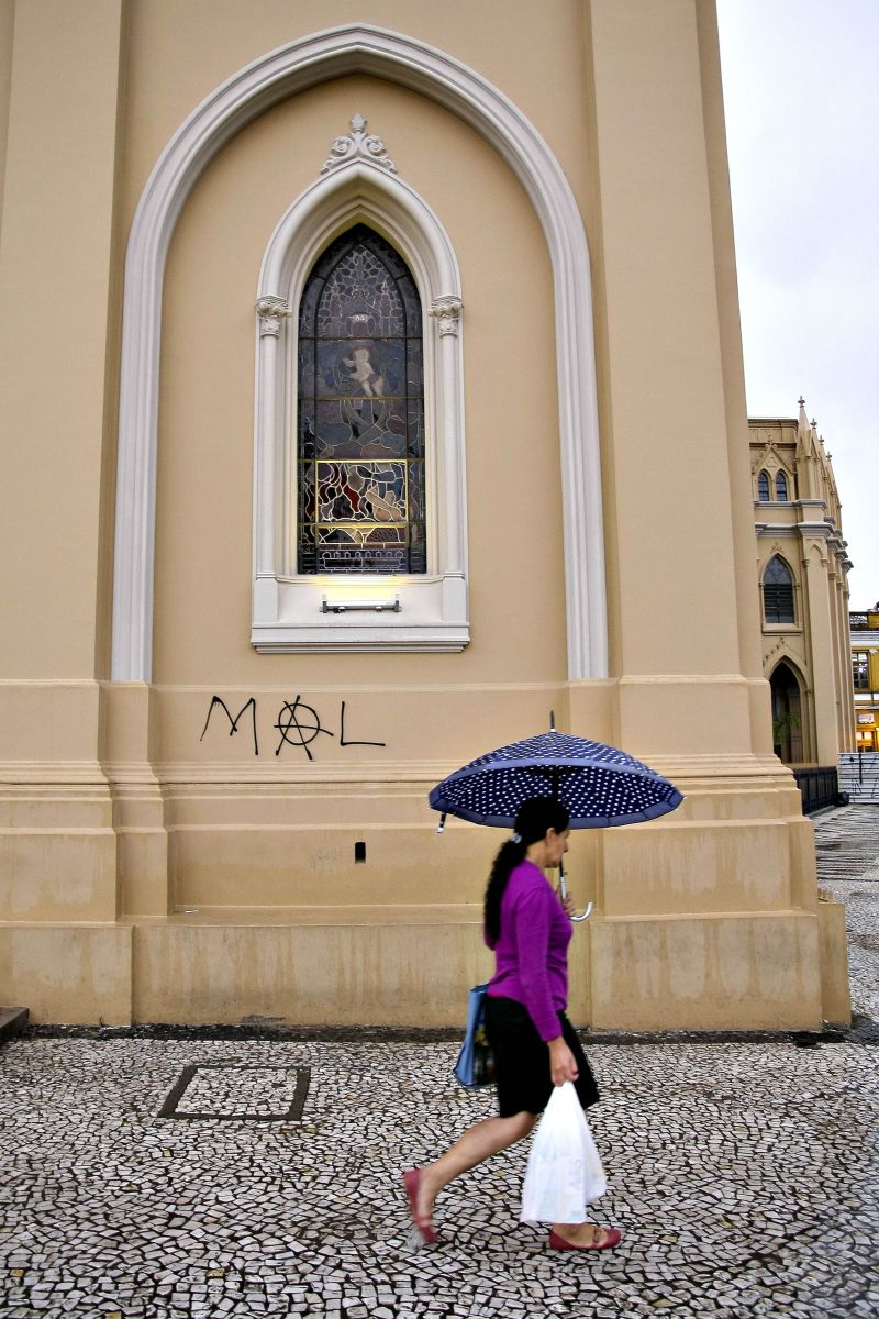 Fachada da Catedral de Curitiba: pintura nova e pichação | Andre Rodrigues/ Gazeta do Povo
