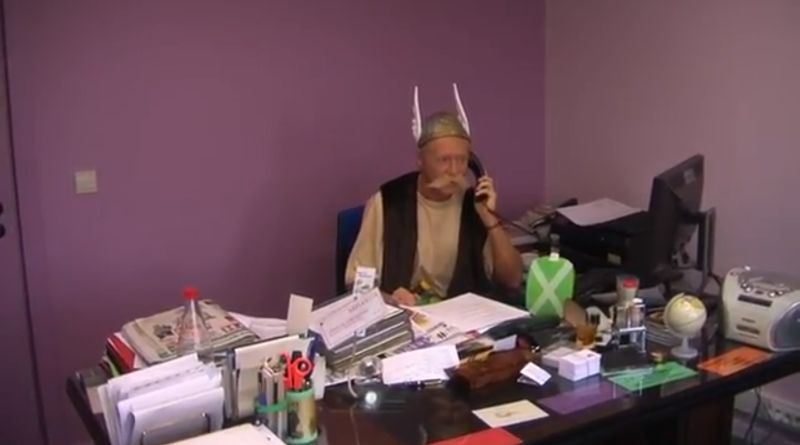 Imagem do YouTube mostra o prefeito de Néchin, ana Bélgica, vestido de Asterix | AFP PHOTO /BELGA/YOUTUBE SCREENGRAB