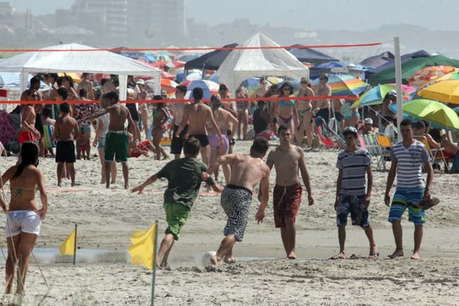 No Balneário de Ipanema, mesmo com a praia lotada de gente, também tinha espaço para uma pelada de futebol | 