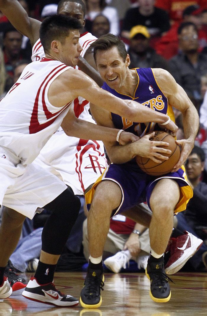 Steve Nasch divide a bola com Jeremy Lin, do Rockets: canadense chegou à marca histórica pelo Lakers | Reuters