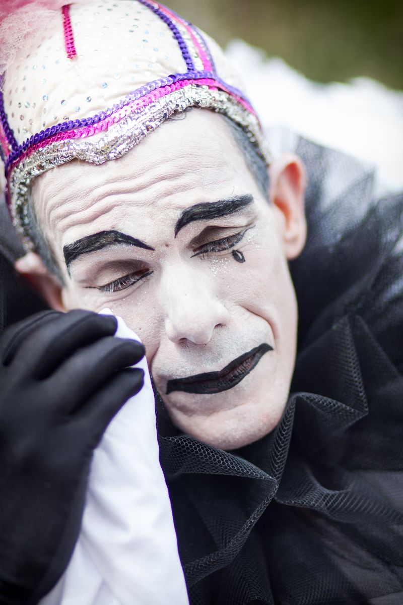 O Pierrot, eterno apaixonado, dessa vez derramou suas lágrimas pelas vítimas da tragédia em Santa Maria, seus familiares e amigos. O bloco Garibaldis e Sacis fez duas paradas no trajeto da folia, domingo, interrompendo o alegre pré-carnaval para dedicar silêncio ao momento de dor que todos nós, brasileiros, vivemos | Maringas Maciel