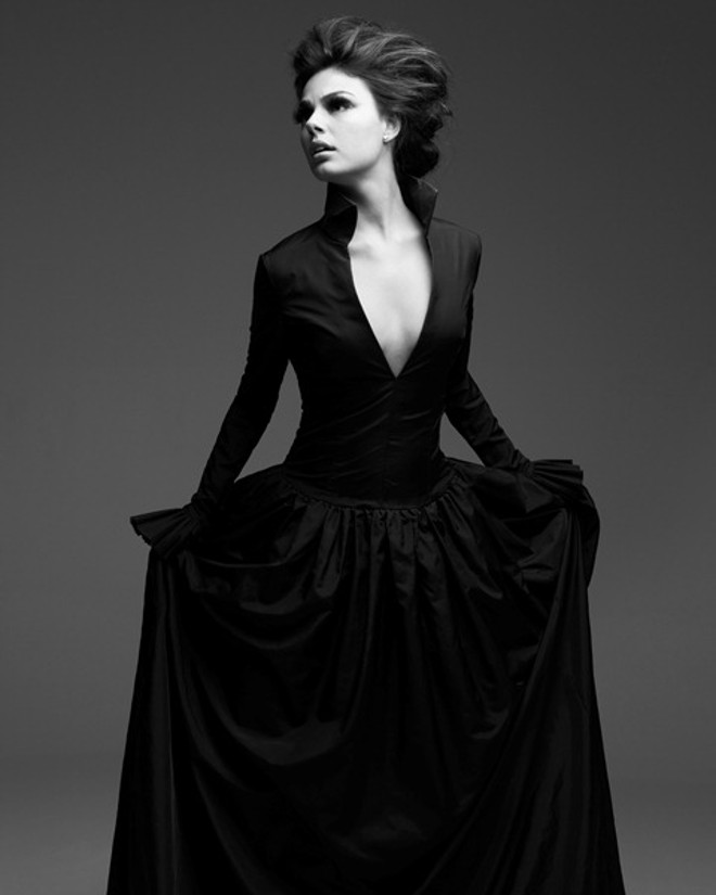 Linda, Ísis Valverde encara um estilo quase Maria Antonieta |