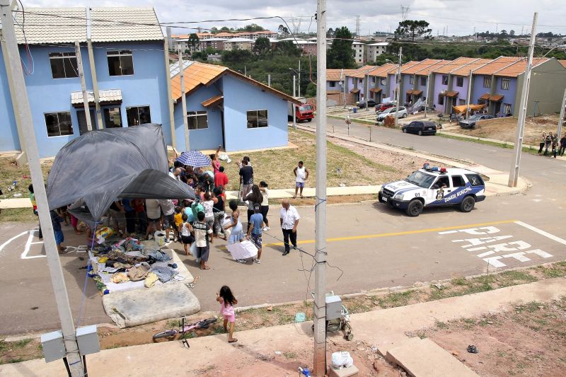 Manifestantes colocaram lonas e colchões na Rua Clóvis Bovin, no Tatuquara: Guarda Municipal monitora o acampamento | André Rodrigues/ Gazeta do Povo