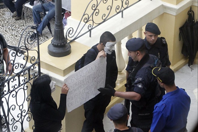Grupo Anonymous faz protesto em frente à Câmara Municipal | 