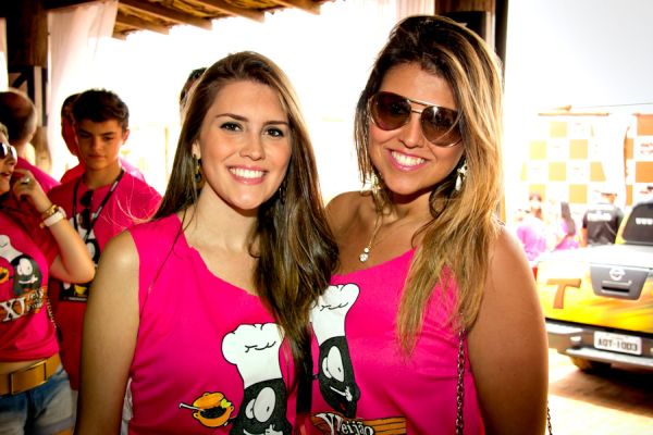 Letícia Santos e Pamella Lobato estavam entre a turma grande que garantiu o sucesso do Feijão da Fundação, sábado, lotando o Café Curaçao em Guaratuba. Em sua décima primeira edição, a feijoada beneficente da Fundação Francisco Bertoncello arrecadou fundos para a manutenção do Lar André Valério Corrêa, que abriga 30 crianças em Colombo | Prophoto