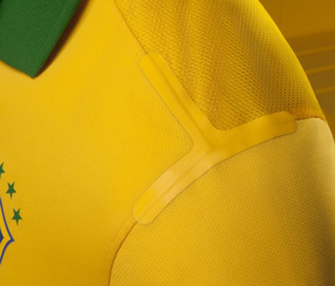 Ombro da camisa tem detalhe especial | 