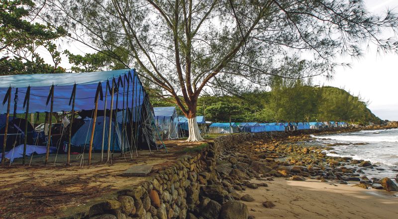 Barracas montadas no Recanto dos Padres, em Bombinhas: local é disputado por veranistas durante a temporada | Daniel Castellano/ Gazeta do Povo