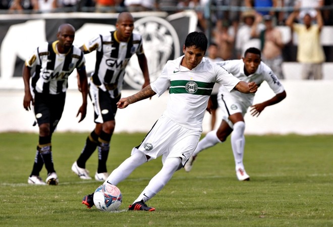 Ruidiaz bate com displicência o pênalti no fim do primeiro tempo |