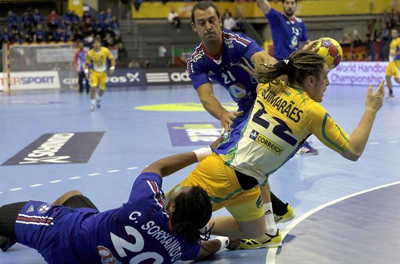 Ponta Oswaldo Guimarães é agarrado por atleta da França no Mundial de Handebol | EFE