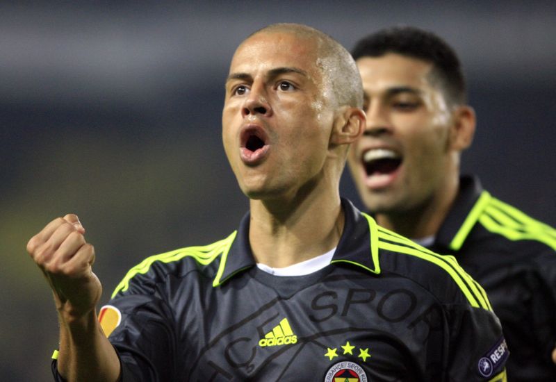 Ainda defendendo o Fenerbahçe, Alex deu assistência para o gol mais bonito de 2012 | AFP