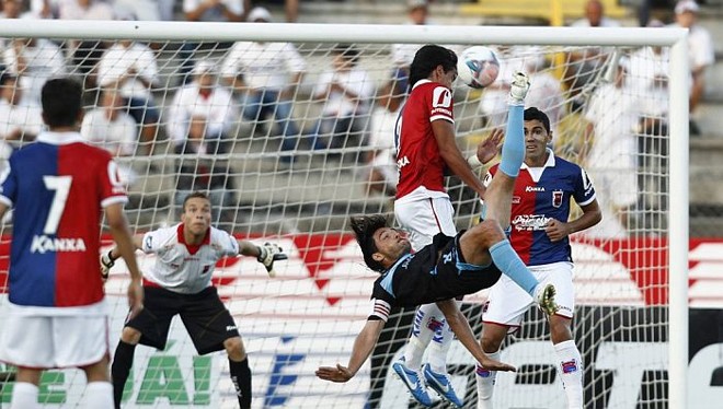 Volante Germano, do Londrina, tenta bicicleta contra o gol do Paraná |