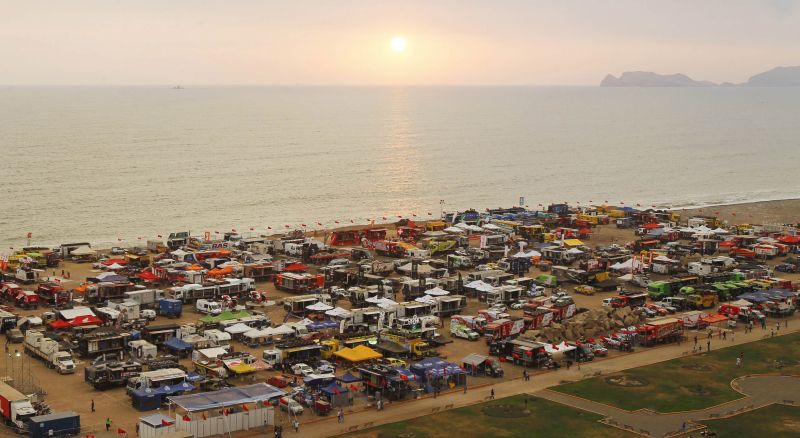 Veículos passaram por inspeção na praia de Magdalena, no Peru | Enrique Castro-Mendivil/Reuters