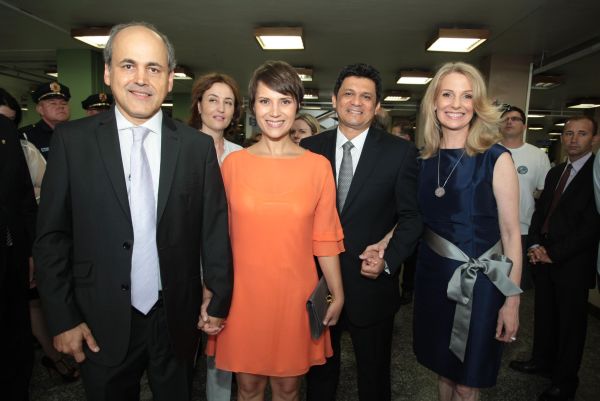 O prefeito Gustavo Fruet e a primeira-dama, Márcia Oleskovicz, a vice-prefeita, Mirian Gonçalves, e seu marido, o chefe de cozinha Aladin Alves, quando se preparavam para descer a rampa do Palácio 29 de Março para a cerimômia de transmissão do cargo na tarde de ontem | Jader da Rocha