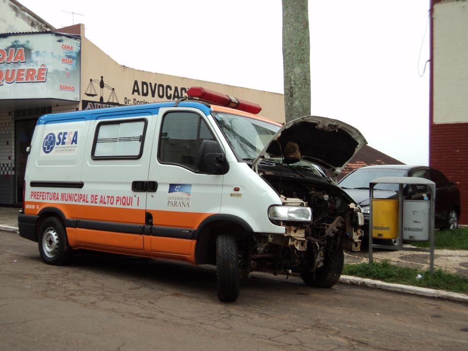 Entre os 24 veículos sucateados estão ambulâncias que deixam de atender à população do município | Foto do leitor/ Anielly da Silva Moro