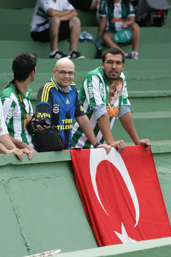 Sósia de Alex com a camisa do Fenerbahçe assistiu ao jogo no Couto |