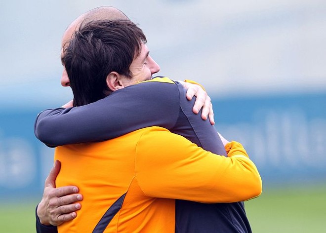 Técnico Josep Guardiola se despede de Messi quando deixou o comando do Barcelona em maio de 2012 |