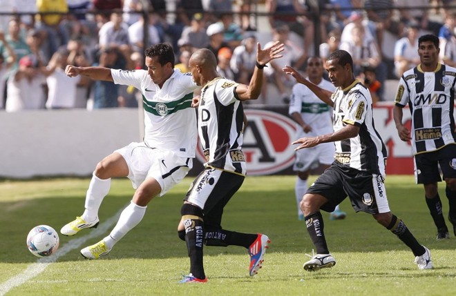 Jogo em Ponta Grossa foi de muita marcação: foram 8 amarelos no total |