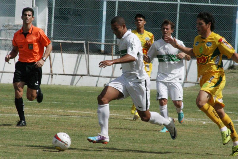 Lance da vitória do Coritiba por 2 a 1 na tarde deste sábado em Marília | Édio Júnior / Futura Press