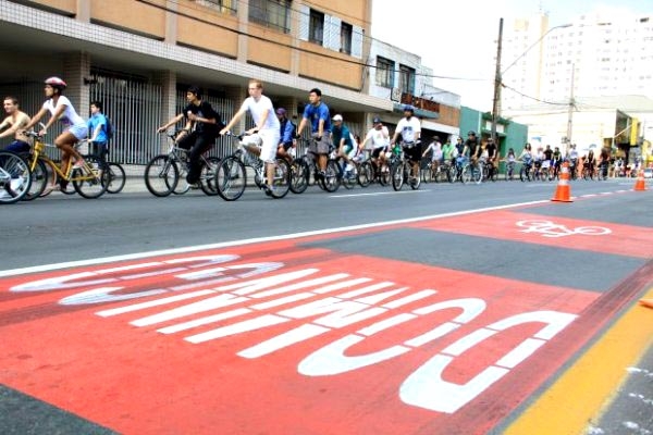 As faixas para ciclistas funcionam aos domingos | Elton Damasio/ Arquivo/ Gazeta do Povo