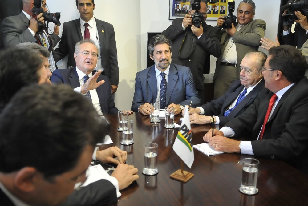 Reunião de senadores do PMDB oficializou a escolha de Renan Calheiros (com a mão levantada) para a disputa da presidência do Senado | Agência Brasil/José Cruz