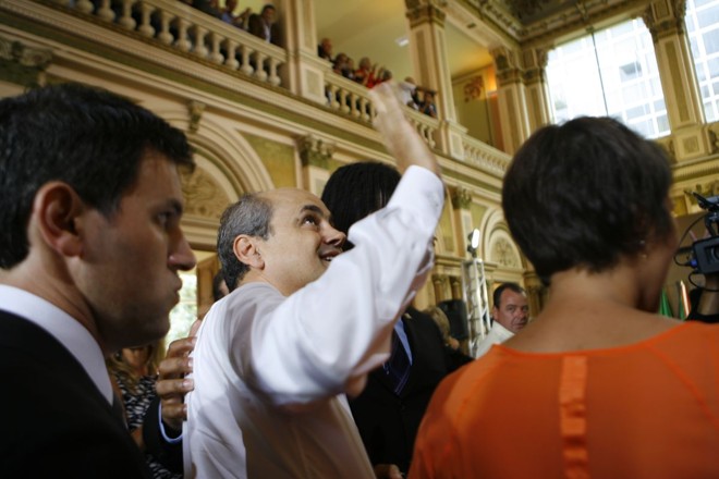 O prefeito acena durante cerimônia de posse na Câmara Municipal | 