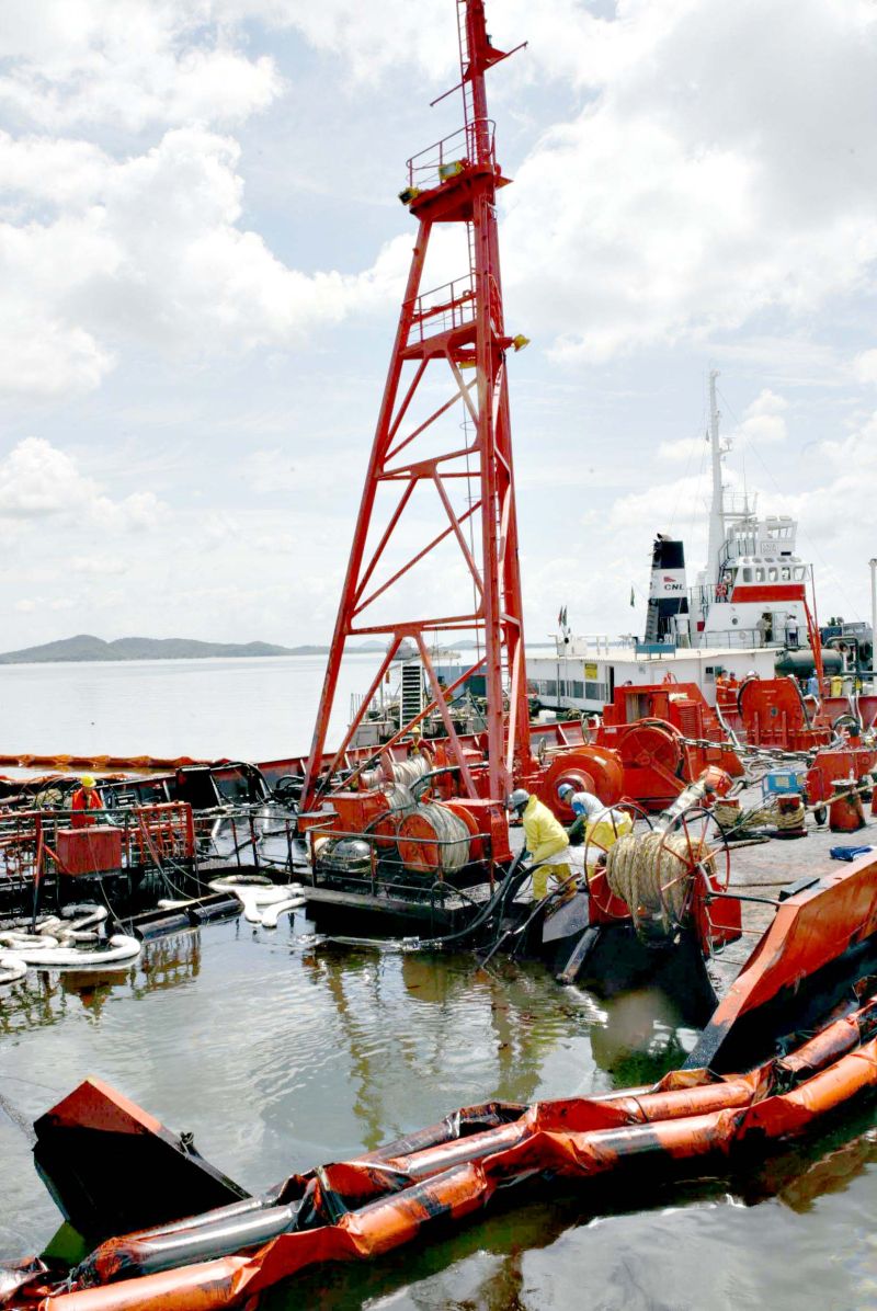 Quatro toneladas de metanol vazaram do navio Vicuña | Aniele Nascimento/ Gazeta do Povo