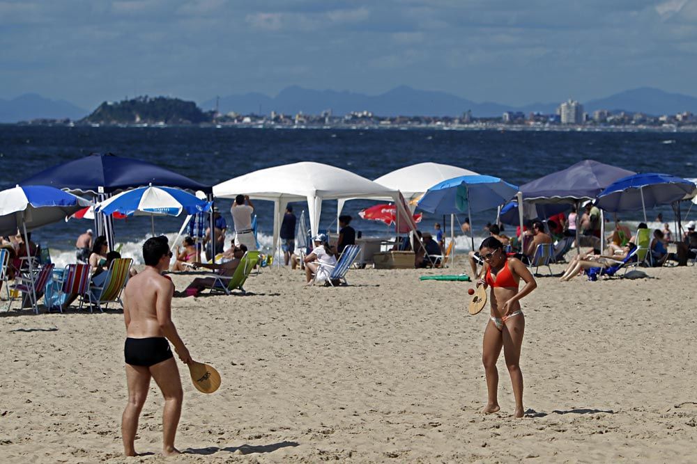 Veranistas aproveitaram a manhã de sol para curtir a praia | Albari Rosa/Gazeta do Povo