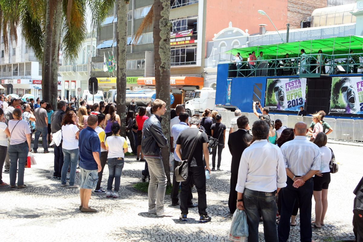 Pessoas se aglomeram na Praça Carlos Gomes a espera do resultado do vestibular da UFPR | Henry Milleo / Agência de Notícias Gazeta do Povo