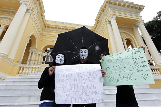 Grupo Anonymous faz protesto em frente à Câmara Municipal | 