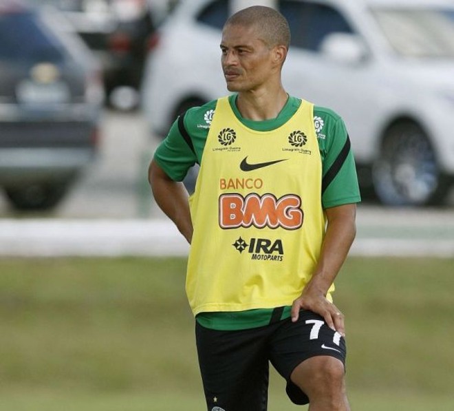 Alex- O meia Alex voltou ao Brasil e de cara se tornou a esperança de títulos da torcida coxa-branca, não só pelo seu desempenho em campo, mas também pelo fato de o nome do jogador ser capaz de atrair outros atletas para o Coritiba em 2013. A estreia do craque está prevista já para o Campeonato Paranaense. De quebra, ainda deve empolgar o torcedor a associar-se ao clube e transformar o Couto Pereira em um alçapão. Aposta certa | 