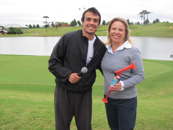 Luciano Melo, organizador técnico da Golf Running, e Adriana Cordeiro, diretora de esportes do Alphaville Graciosa Clube, na largada da Golf Running, que teve um percurso de 4km ao redor do campo de golfe, ontem pela manhã | Rafaela Salomon / Comunição