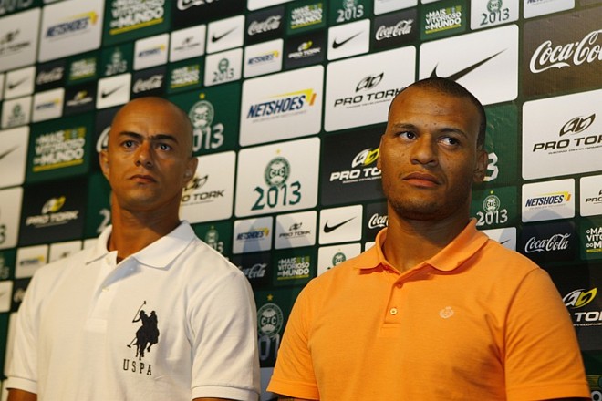 Patric, de laranja, chegou do Náutico; Júlio César, de branco, chegou do Figueirense. Eles foram os únicos reforços de dentro de campo que foram apresentados |