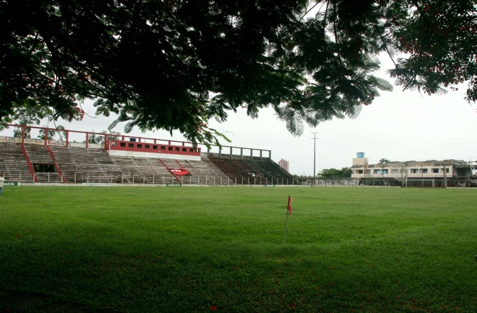 Visão parcial da lendária Estradinha: estádio está sendo reformado, mas ainda convive com problemas estruturais e também com um gramado alto e irregular | Walter Alves/Gazeta do Povo