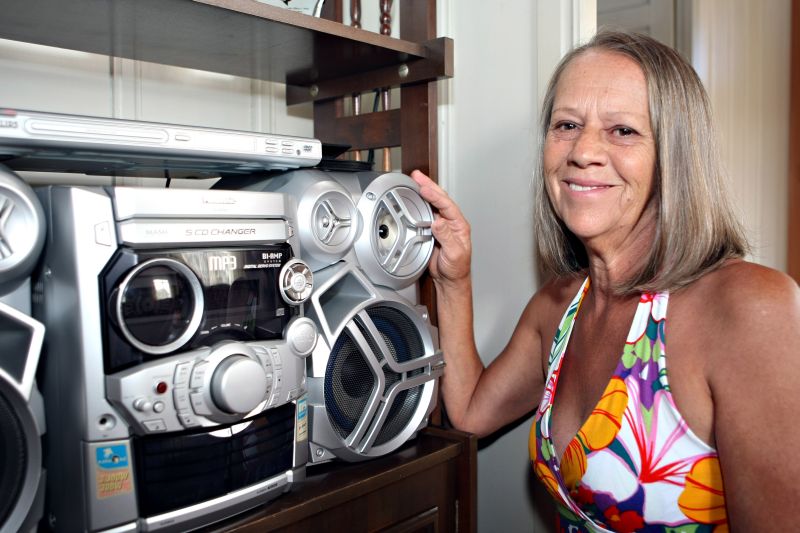 A dona de casa Dulcinea: a luz dos aparelhos em stand by incomoda, assim como uma conta de energia alta | Henry Milleo/ Gazeta do Povo