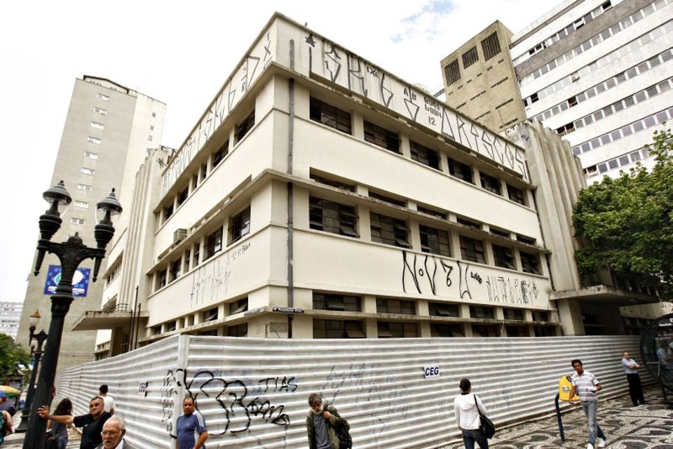 Fachada da Agência Central dos Correios, inaugurada em 1934: prédio histórico está subutilizado desde 1998, quando a sede da empresa foi transferida para a Rua João Negrão | Antônio More/Gazeta do Povo