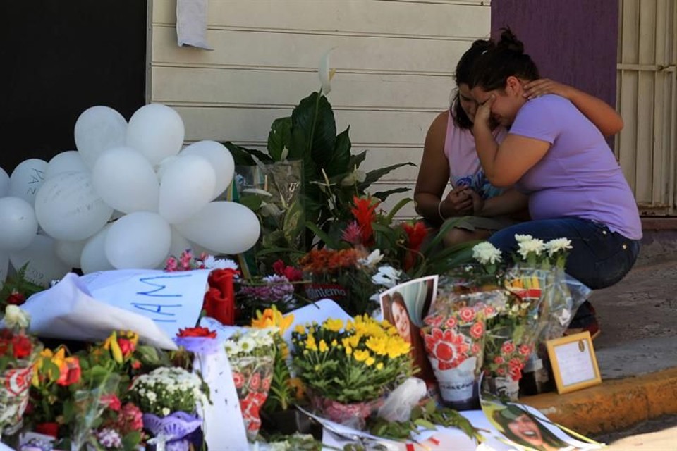 Homenagens e tristeza em frente à boate Kiss, em Santa Maria | EFE/Marcelo Sayão