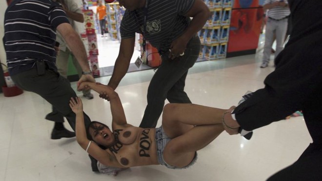 Manifestantes foram contidas por seguranças do Santana Parque Shopping e levadas para a delegacia |