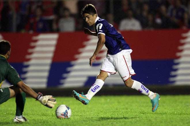 Luisinho chuta para marcar seu gol |