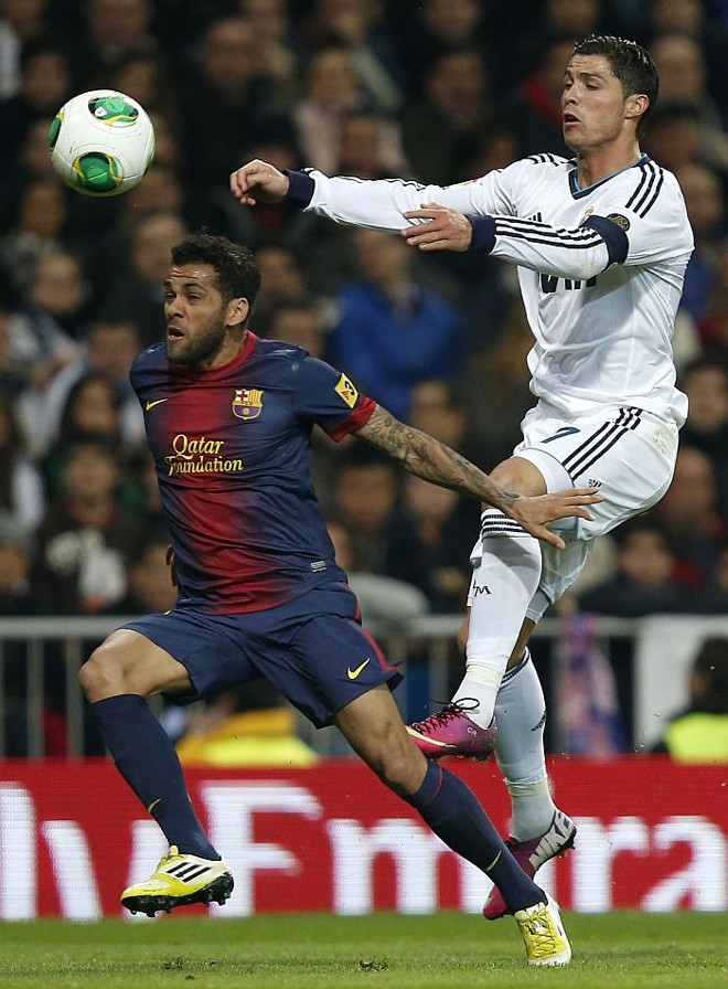 Daniel Alves tenta roubar a bola de Cristiano Ronaldo | 
