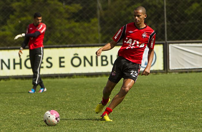 Manutenção da base do acesso do Brasileirão é favorável ao Atlético, na opinião do zagueiro Cleberson | Antonio Costa / Gazeta do Povo