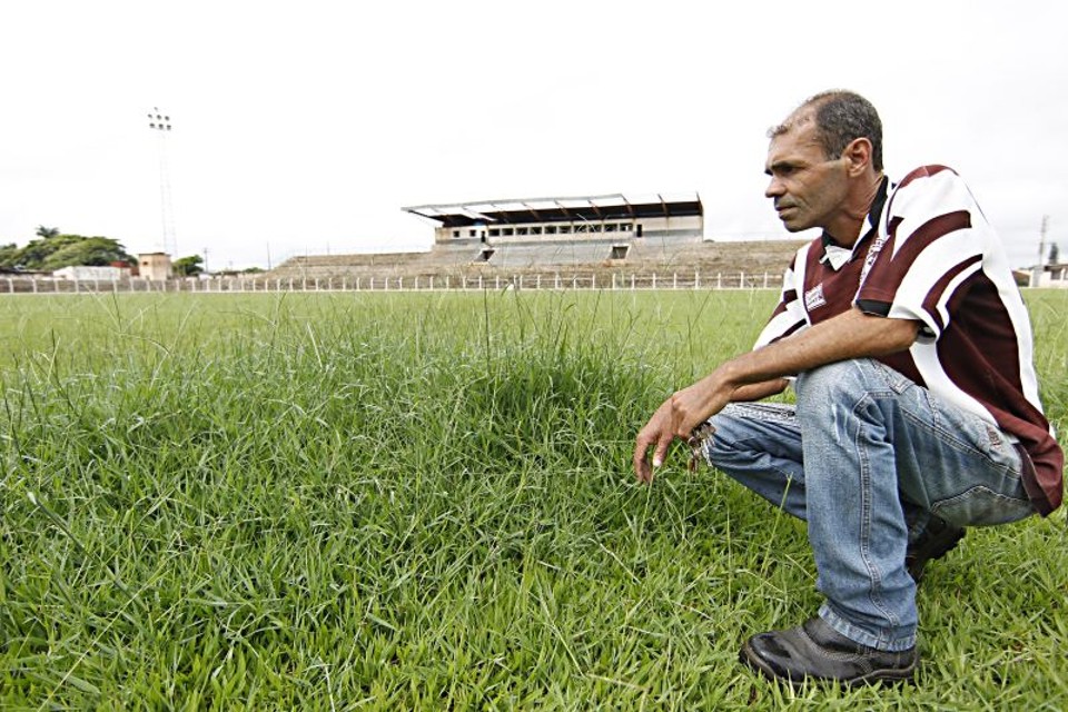 O zelador Cidão sofre para manter em ordem o Comendador Meneghel, estádio que padece com o vandalismo e a falta de futebol | Albari Rosa/ Gazeta do Povo