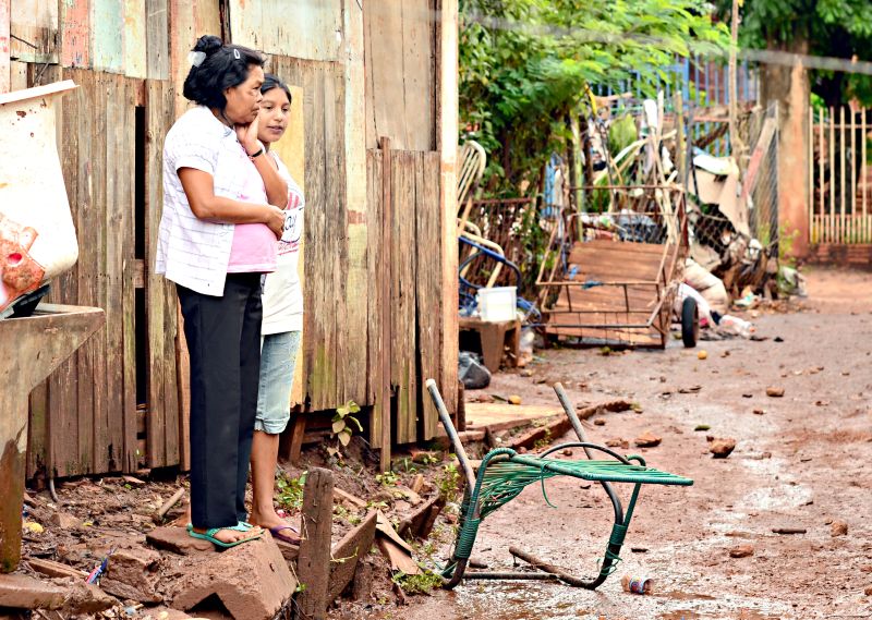 Moradores do Jardim Alice II, em Foz: as casas alagadas depois da chuva de 70,6 milímetros | Marcos Labanca/ Gazeta do Povo