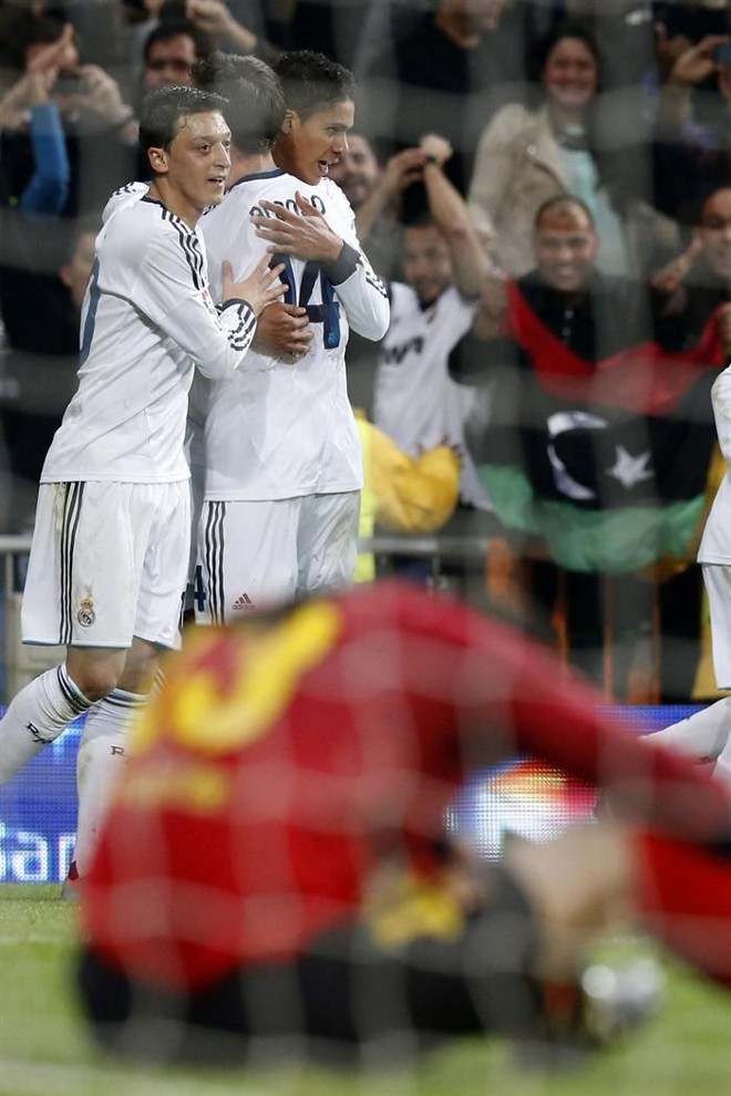 Jogadores do Real comemoram o empate com o Barcelona, no gol de Varane | 