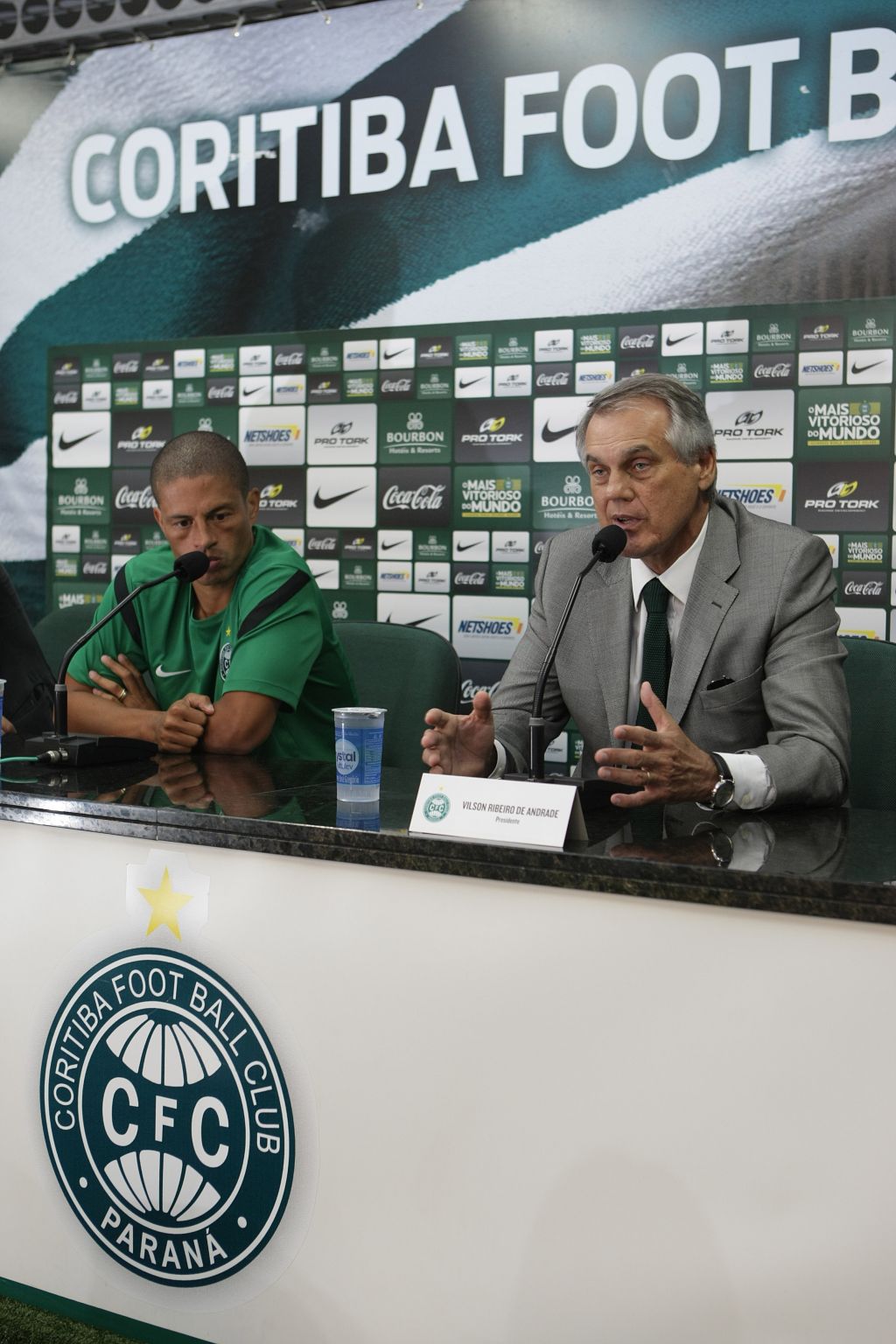 Alex e Vilson Ribeiro de Andrade na divulgação do amistoso contra o Colón | Ivonaldo Alexandre/Gazeta do Povo