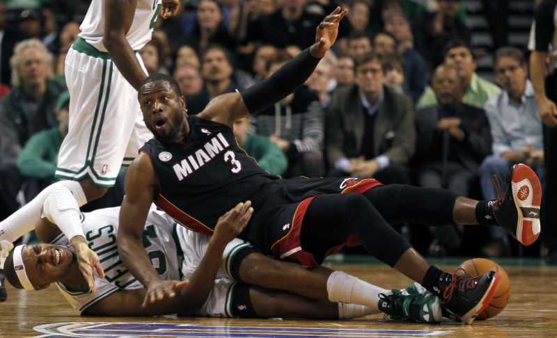 Dwyane Wade e Paul Pierce em disputa durante o jogo entre Celtics e Heat | Reuters