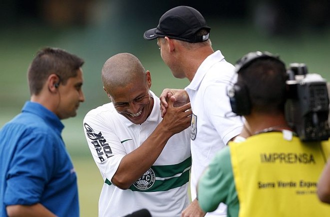 Sandro Forner cumprimenta Alex antes da partida: técnico do J.Malucelli jogou com o meia no Coxa em 1997 |