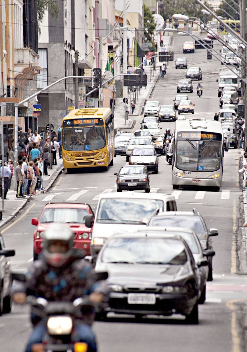 Ônibus dividem espaço com outros carros na Rua Dr. Muricy | Alexandre Mazzo/ Gazeta do Povo